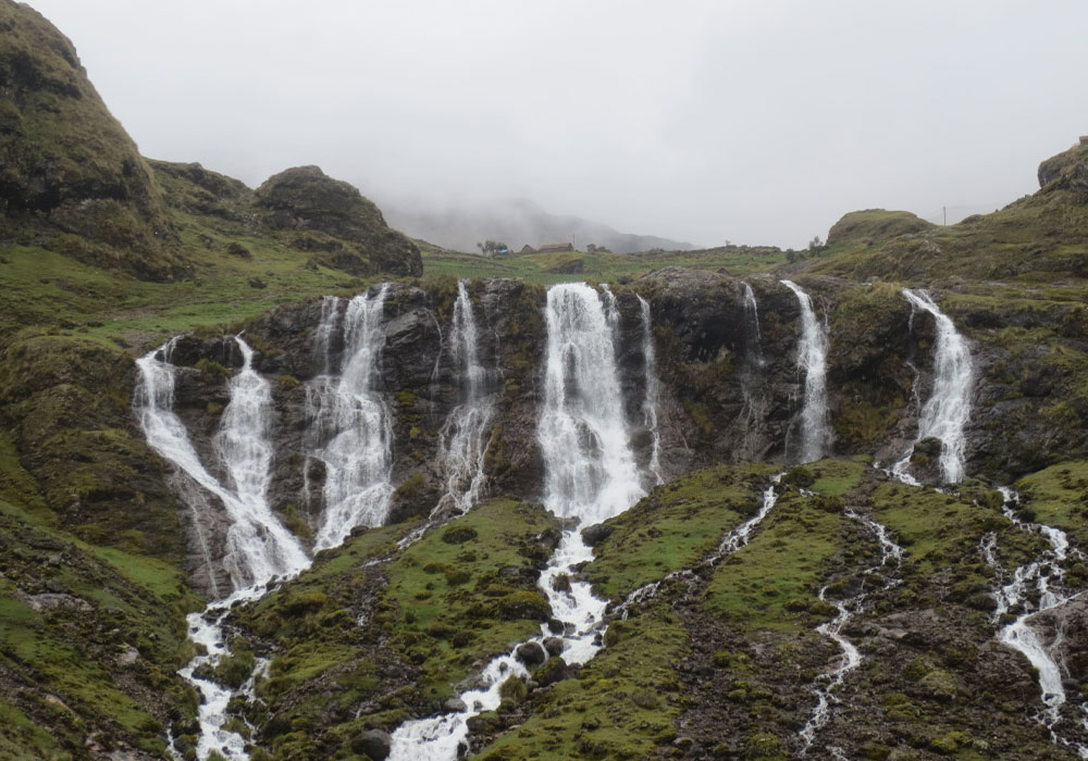 7 Cataratas de Quishuarani y Baños Termales de Lares